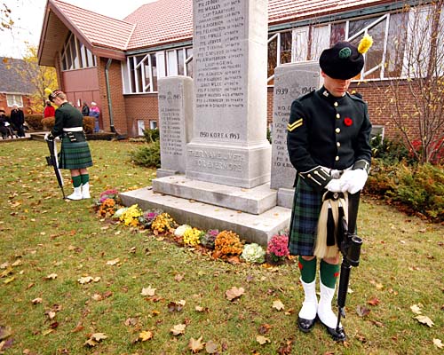 2007 Acton Remembrance Day ceremony at the Cenotaph on Mill Street East. Soldiers stand guard at the four corners of the monument.