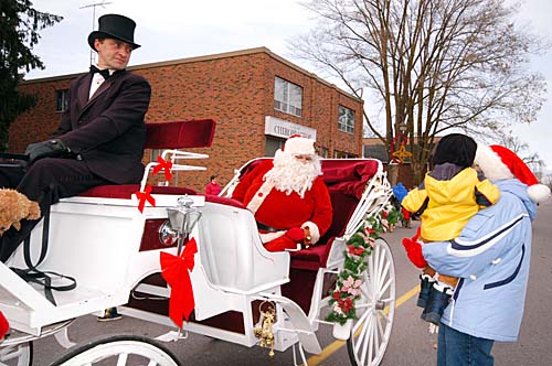 Acton 2007 Firefighters Santa Claus Parade. Santa says hi from his carriage